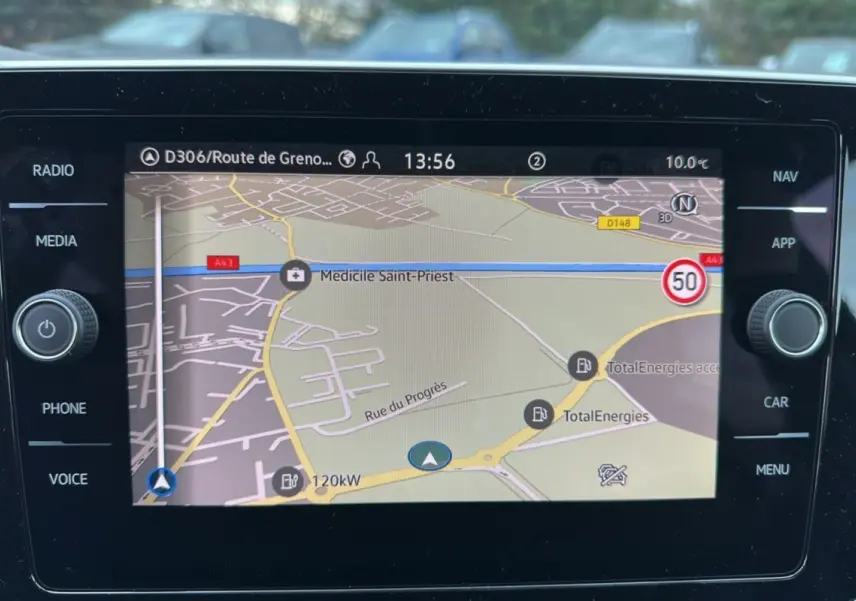 Écran tactile de navigation GPS du Volkswagen T-Cross 2025, affichant une carte routière avec itinéraire et options multimédia.