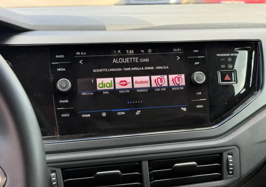 Vue rapprochée de l’écran tactile central du Volkswagen Taigo gris 2025, affichant la radio numérique DAB.