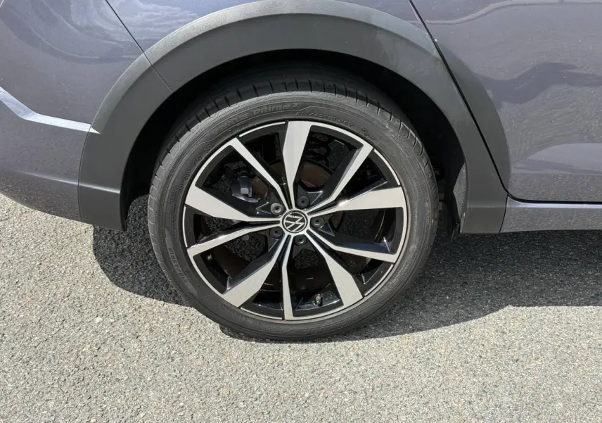 Gros plan sur la roue arrière droite gris Ascot d’un Volkswagen Taigo 2025 avec jante alu bicolore R-Line.