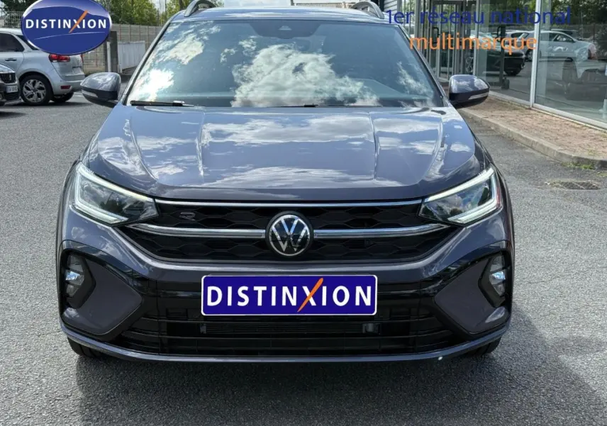 Vue de face d'un Volkswagen Taigo gris Ascot 2025 avec calandre noire et phares LED distinctifs.