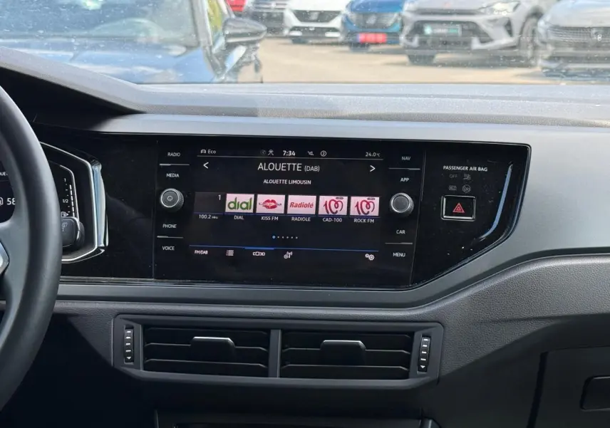Tableau de bord du Volkswagen Taigo 2025 avec écran tactile central affichant les radios DAB, vue de face intérieure.