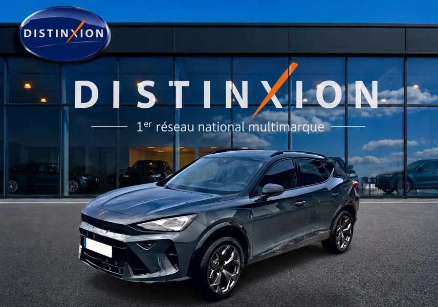 Vue 3/4 avant droite d'un CUPRA Formentor 1.5 etsi hybrid bleu fjord avec jantes 18 pouces devant un showroom Distinxion.
