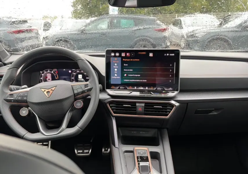 Vue intérieure avant du CUPRA Formentor 2026, tableau de bord moderne avec écran tactile et volant sport noir.