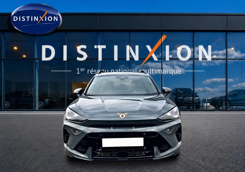 Vue avant d'un CUPRA Formentor 1.5 etsi hybrid bleu fjord, avec calandre et logo distinctifs visibles devant un showroom Distinxion.