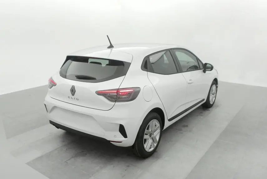 Vue 3/4 arrière droite d'une Renault Clio V blanche Glacier avec feux arrière Full LED et enjoliveurs 16 pouces Amiticia.