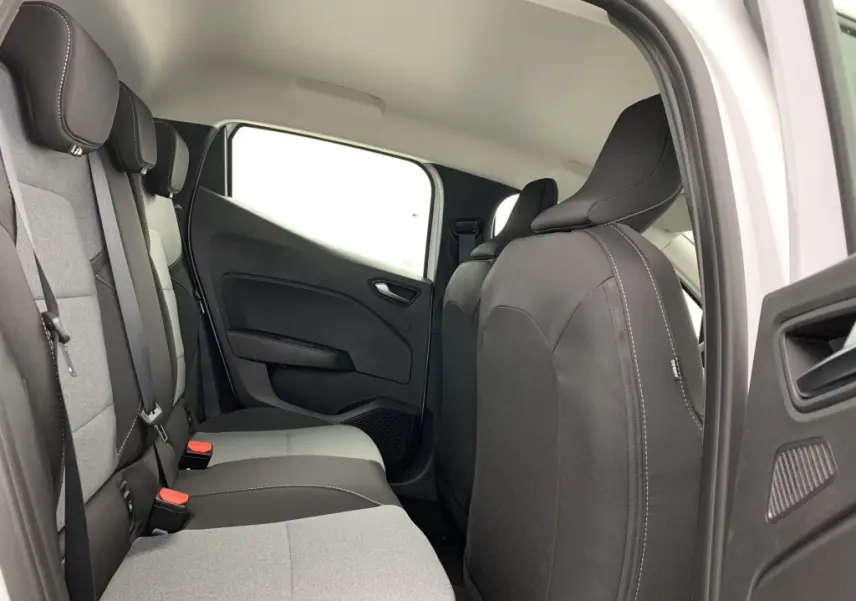 Vue intérieure côté gauche des sièges arrière gris et noirs de la Renault Clio V TCE 90 GSR2 Evolution 2024 blanc glacier.