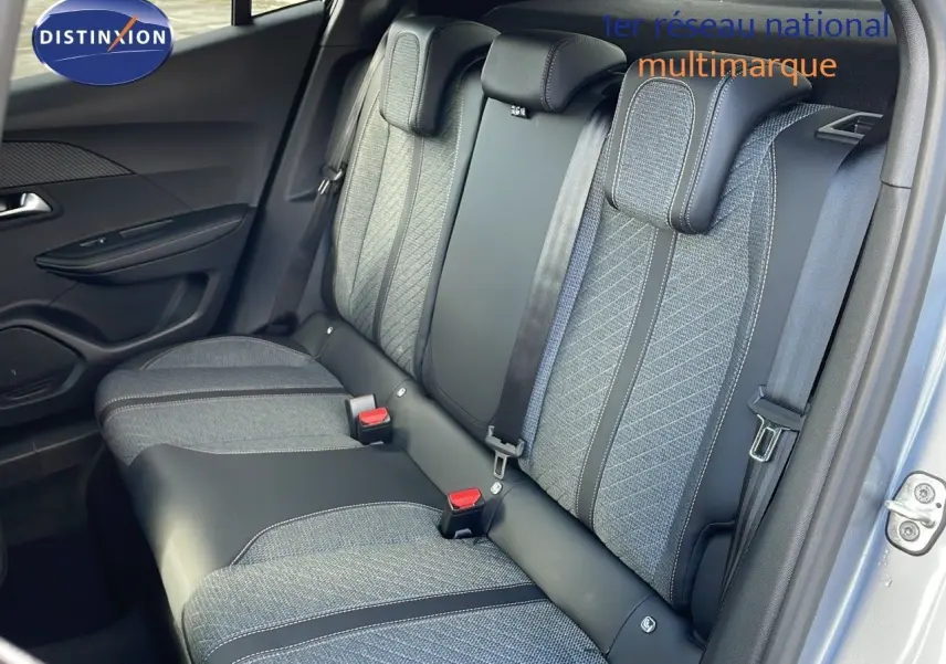 Vue intérieure côté droit des sièges arrière en tissu et cuir noir du Peugeot 2008 gris Artense 2025 finition Allure.