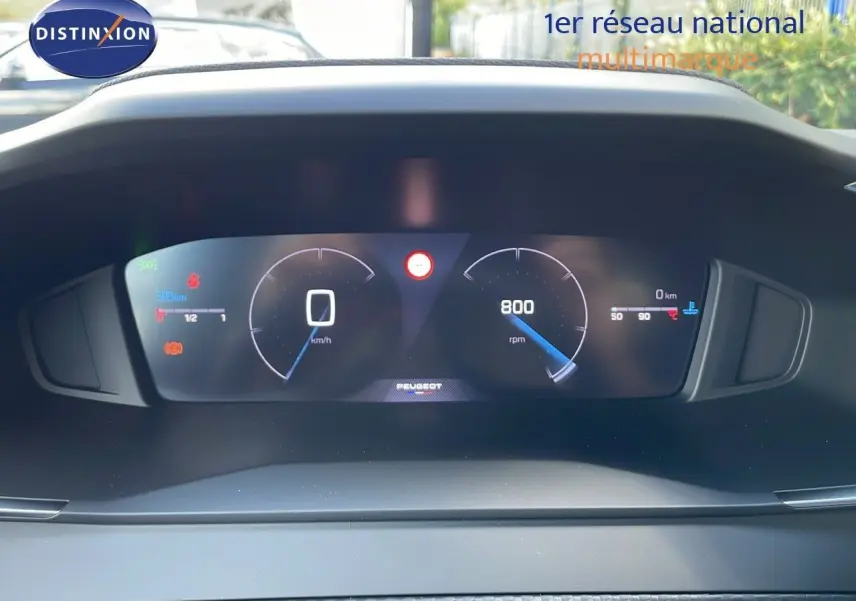 Tableau de bord numérique du Peugeot 2008 gris Artense, affichant vitesse à 0 km/h et régime moteur à 800 rpm.