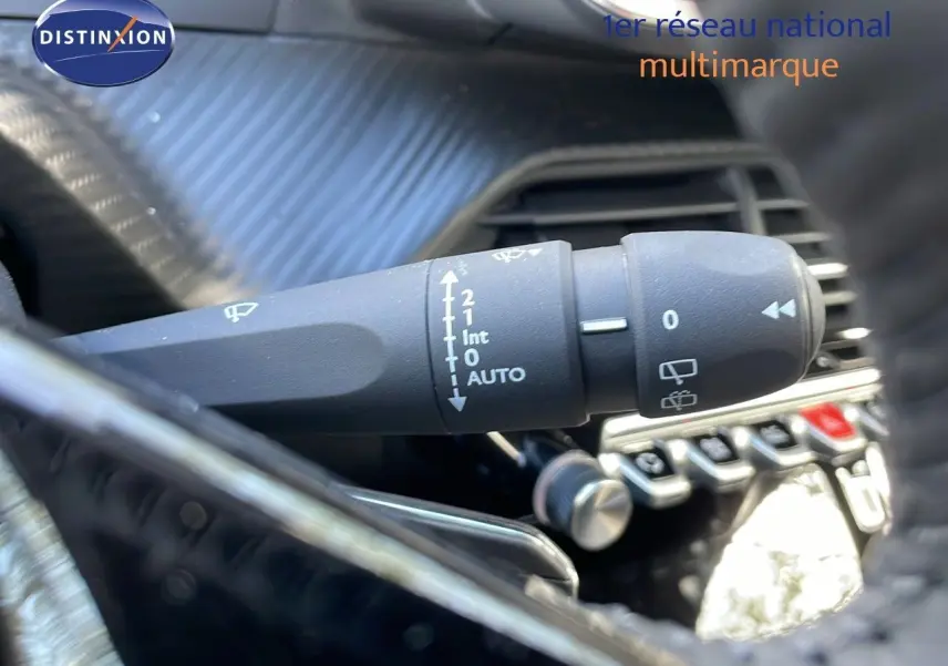 Gros plan sur la commande d'essuie-glace du Peugeot 2008 gris Artense métal, intérieur avec détails de la console.