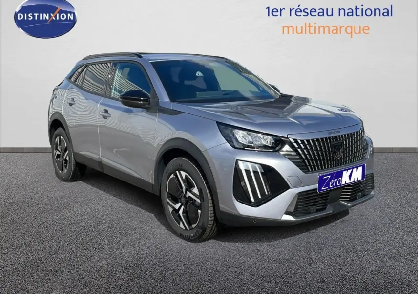 Peugeot 2008 gris Artense métal en 3/4 avant droit, avec calandre noire et feux LED distinctifs.