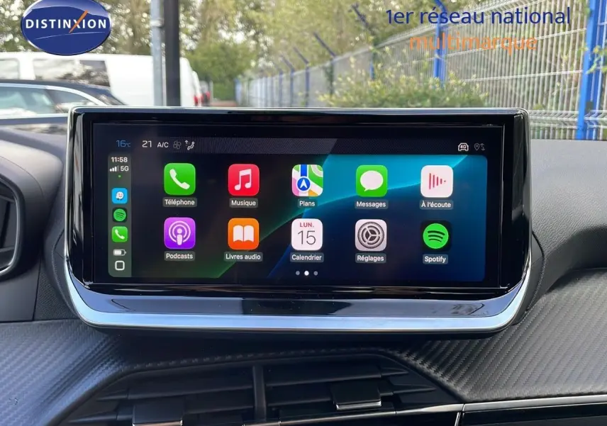 Écran tactile central du Peugeot 2008 2025 affichant les applications connectées, avec tableau de bord gris carbone.