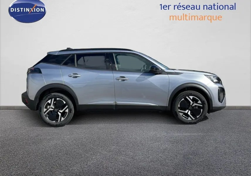 Peugeot 2008 2025 gris Artense métal en profil droit, soulignant ses jantes noires et toit noir contrastant.