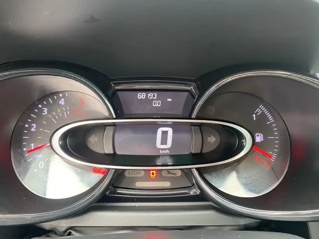 Vue rapprochée du tableau de bord de la Renault Clio IV blanche, affichant le compteur à zéro et 68193 km au compteur.