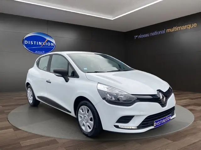 Renault Clio IV blanche vue en 3/4 avant droit, avec phares allumés et jantes acier, en showroom Distinxion.