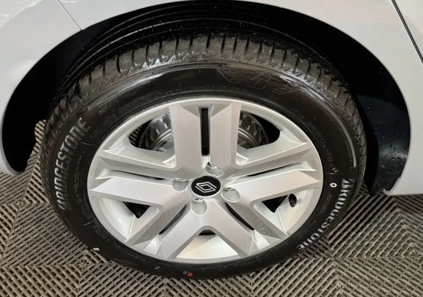 Gros plan sur la roue avant droite gris clair de la Renault Clio Evolution Blue dCi 100 avec jante alliage et pneu Bridgestone.