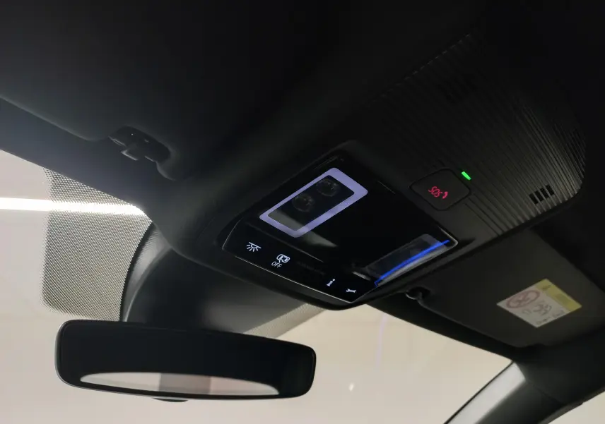 Vue intérieure du plafonnier avec commandes tactiles et bouton SOS illuminé dans une CUPRA Leon Phase 2.