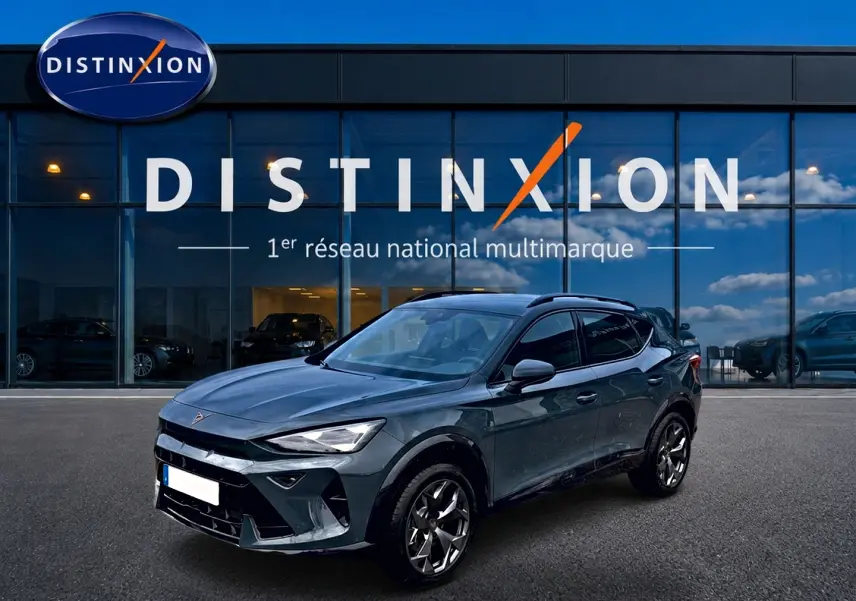 SUV CUPRA Formentor bleu fjord vu en 3/4 avant droit devant une vitrine Distinxion.