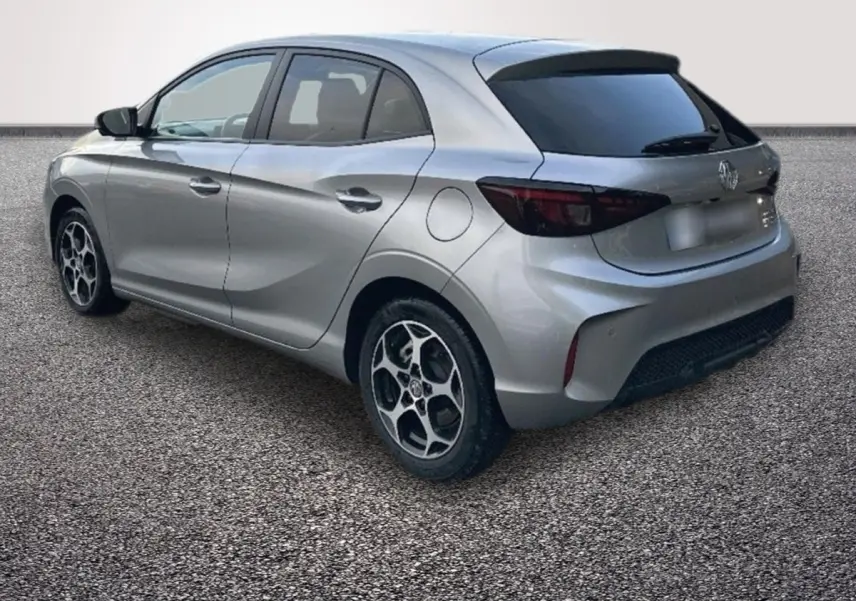 Vue 3/4 arrière droite d'une MG3 gris clair 2025 avec jantes alliage et feux arrière fumés.