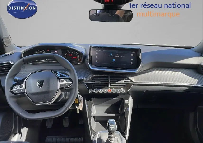 Intérieur de la Peugeot 2008 blanc okenite métal 2025, vue frontale du tableau de bord avec volant et écran tactile.