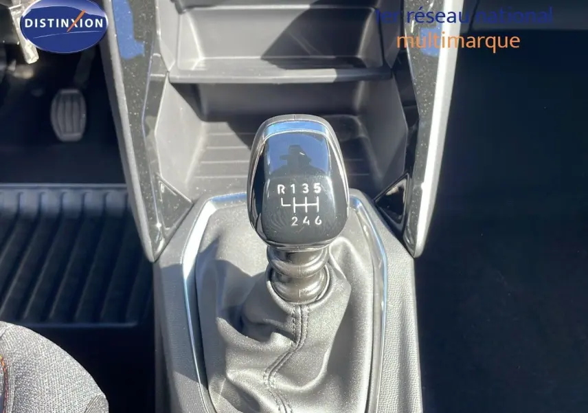 Le levier de vitesses manuel noir de la Peugeot 2008 2025, vue rapprochée de la console centrale.