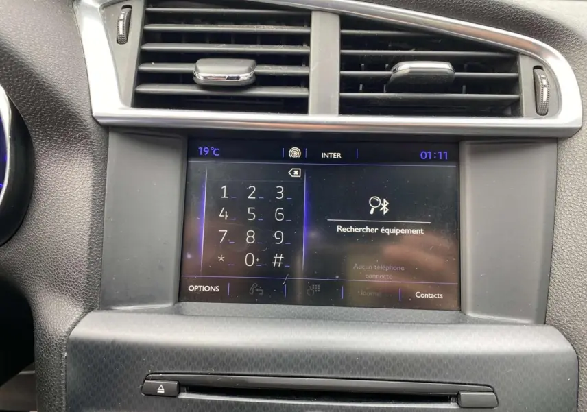 Écran tactile central du tableau de bord du DS4 2016 affichant la recherche Bluetooth, entouré de grilles d'aération noires.