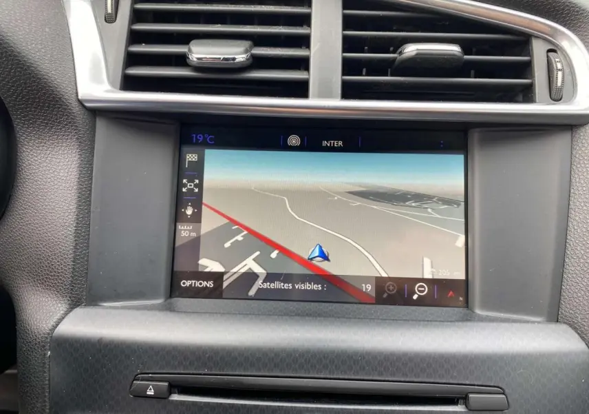 Écran tactile de navigation 7 pouces dans le tableau de bord du DS4 gris clair, vue rapprochée intérieure.