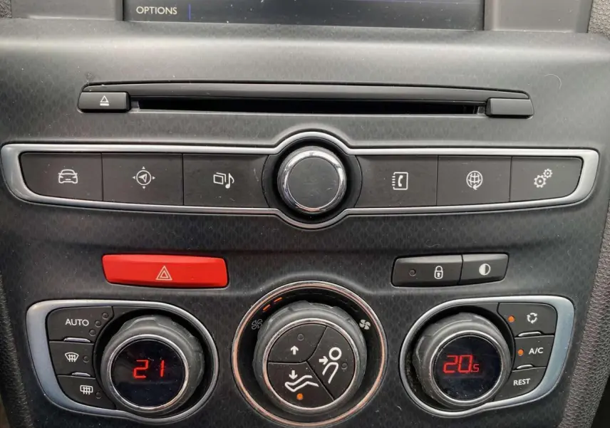 Vue rapprochée du tableau de bord de la DS4 2016, mettant en valeur les commandes de climatisation bi-zone et boutons fonctionnels.