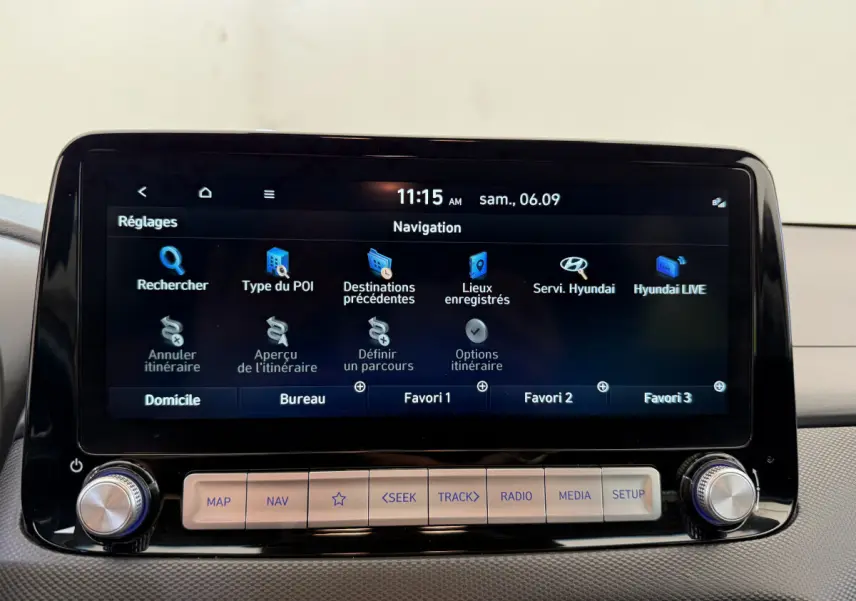 Écran tactile central de navigation de la Hyundai Kona électrique 2022, affichage clair et boutons fonctionnels en dessous.