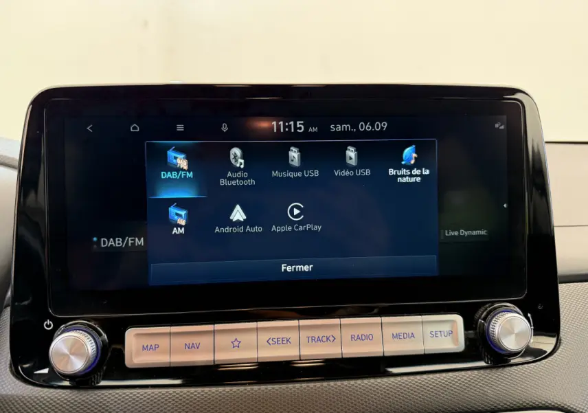 Écran tactile central du tableau de bord du Hyundai Kona gris clair 2022, affichant les options multimédia.