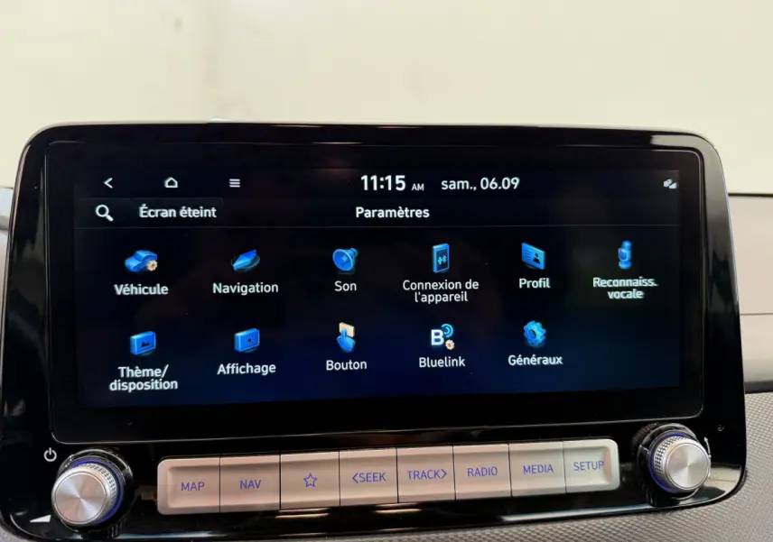 Écran tactile central allumé du Hyundai Kona électrique 2022, affichant le menu des paramètres en intérieur.