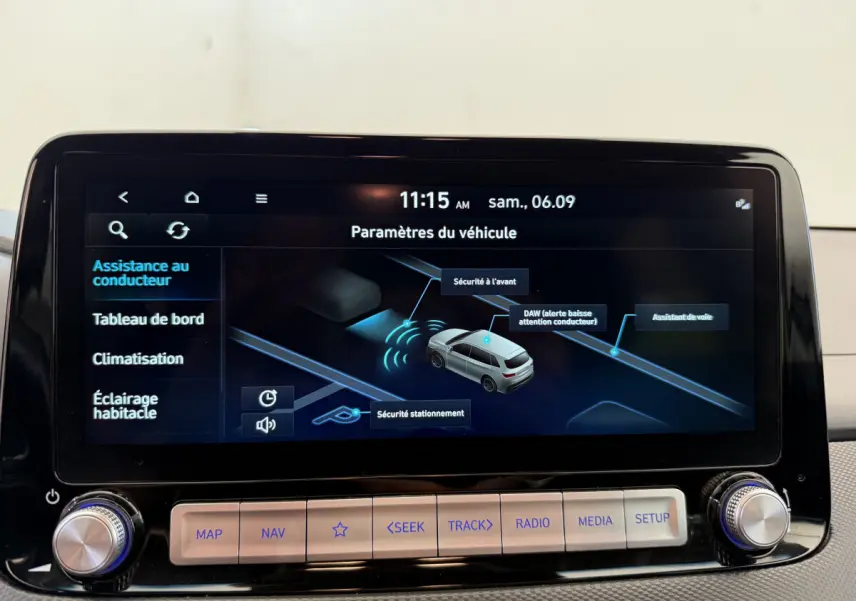 Écran tactile central du Hyundai Kona électrique 2022 affichant les paramètres d'assistance au conducteur.