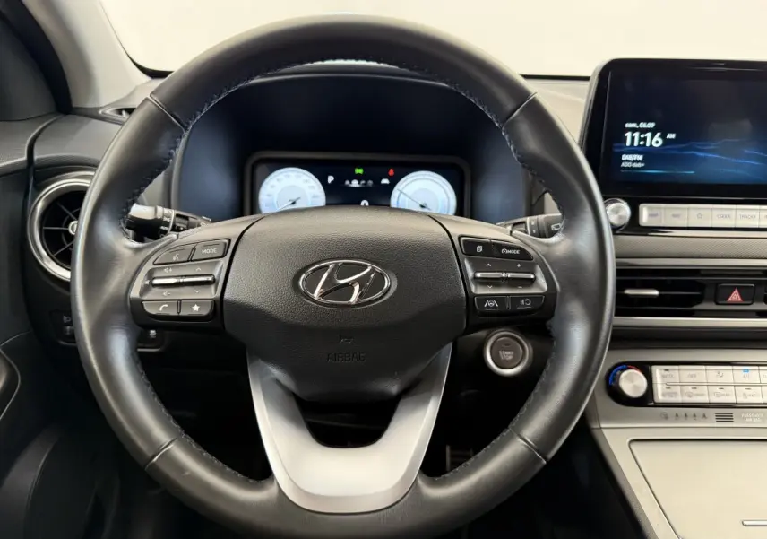 Vue centrée sur le volant cuir noir et le tableau de bord numérique du Hyundai Kona électrique 2022.