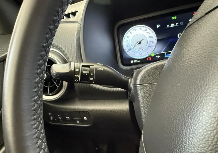 Gros plan sur le volant et le commodo gauche du tableau de bord du Hyundai Kona électrique gris clair 2022.