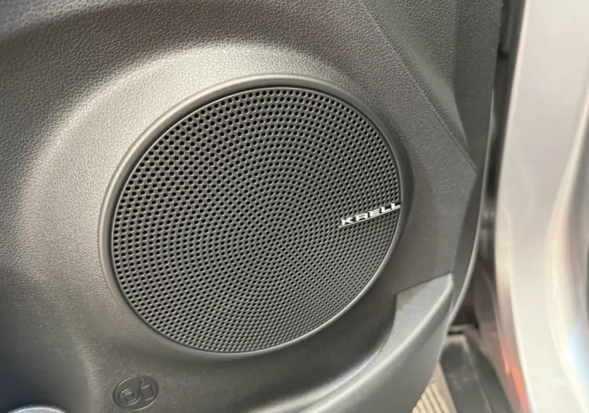 Gros plan sur l'enceinte Krell intégrée à la porte côté conducteur du Hyundai Kona gris clair électrique 2022.