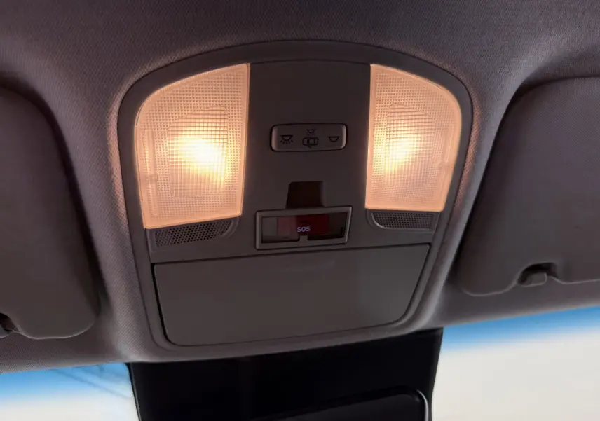 Plafonnier intérieur allumé avec bouton SOS visible dans l'habitacle d'un Hyundai Kona gris clair électrique 2022