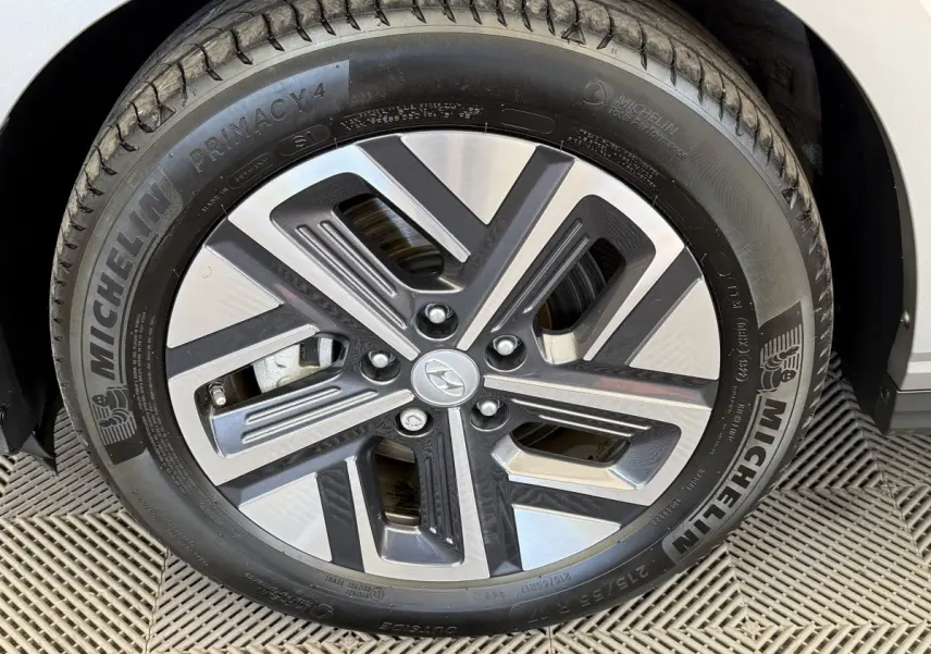 Gros plan sur la roue avant droite gris clair d'un Hyundai Kona électrique avec jante aluminium et pneu Michelin.