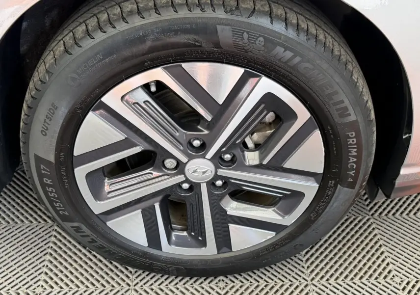 Gros plan sur la jante alliage gris et noir du Hyundai Kona électrique 2022, avec pneu Michelin Primacy 4 visible.