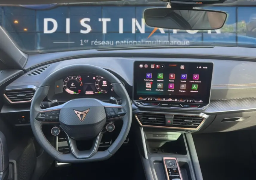 Vue intérieure avant du CUPRA Formentor 1.5 eTSI hybrid 2026, volant cuir sport et écran tactile central.