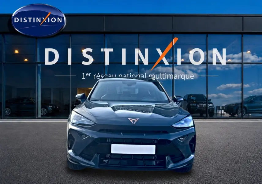 Vue frontale d'un CUPRA Formentor 1.5 etsi hybrid bleu fjord, avec calandre et logo CUPRA bien visibles.