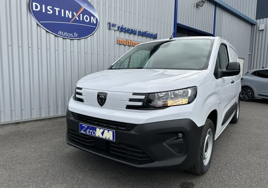 Peugeot Partner Fourgon blanc vu de trois quarts avant droit, avec calandre noire et plaque Zero KM visible.