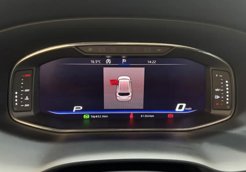 Affichage numérique du tableau de bord du SEAT Ateca 2019 montrant une porte ouverte côté gauche et la vitesse à zéro.