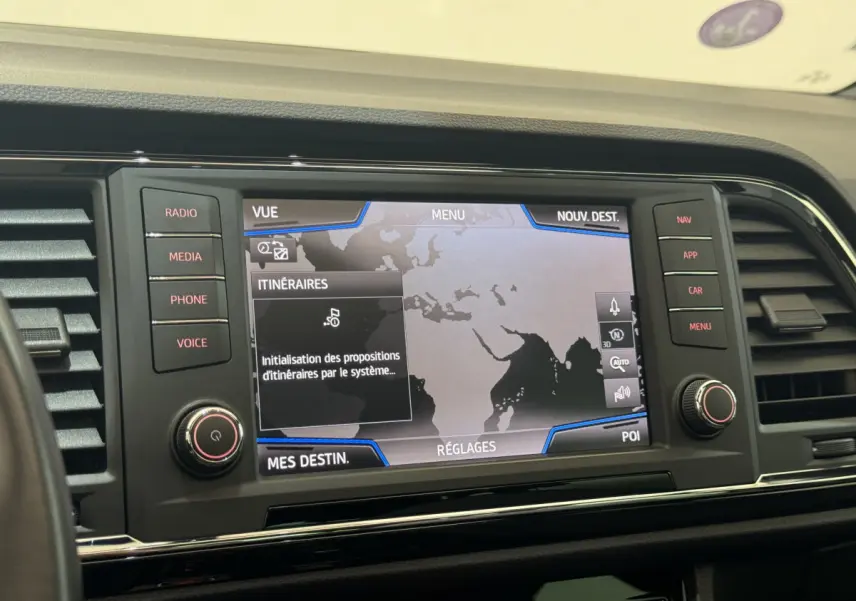 Écran tactile central du système de navigation du SEAT Ateca gris clair, vue rapprochée de la console.