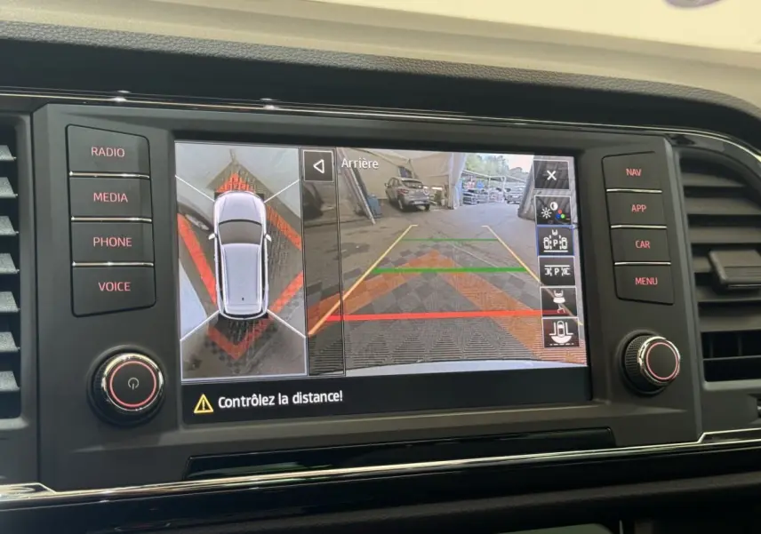 Écran tactile du système de caméra 360° montrant la vue arrière et la top-down du SEAT Ateca gris clair.