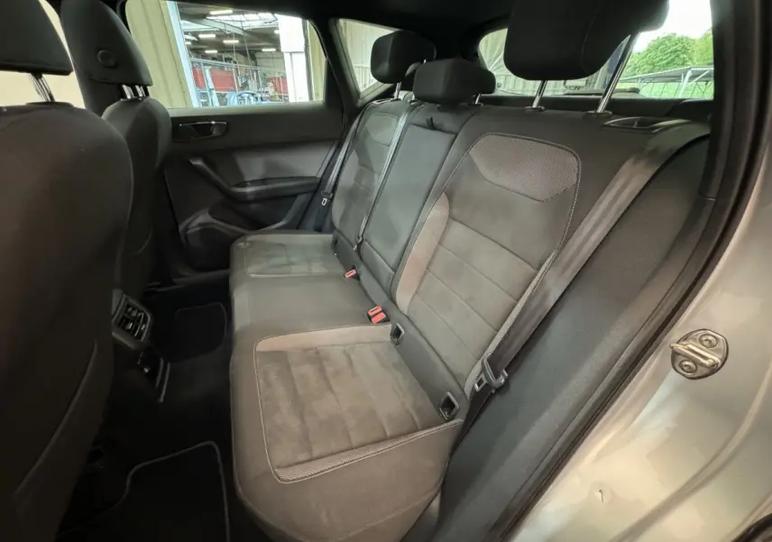 Vue côté droit sur la banquette arrière grise du SEAT Ateca 2019 avec sièges en tissu et ceinture de sécurité visible.
