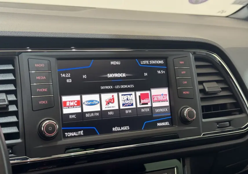 Écran tactile central du tableau de bord du SEAT Ateca 2019, affichant les stations radio avec commandes autour.