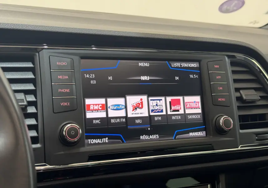 Gros plan sur l'écran tactile multimédia du tableau de bord du SEAT Ateca 2019 avec menu radio affiché.