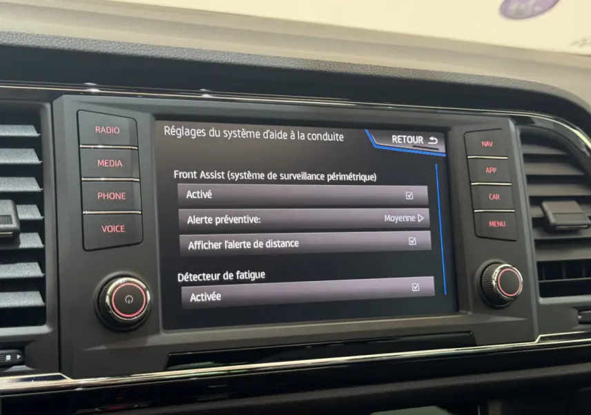 Écran tactile central du tableau de bord du SEAT Ateca gris clair, affichant les réglages d'aide à la conduite.