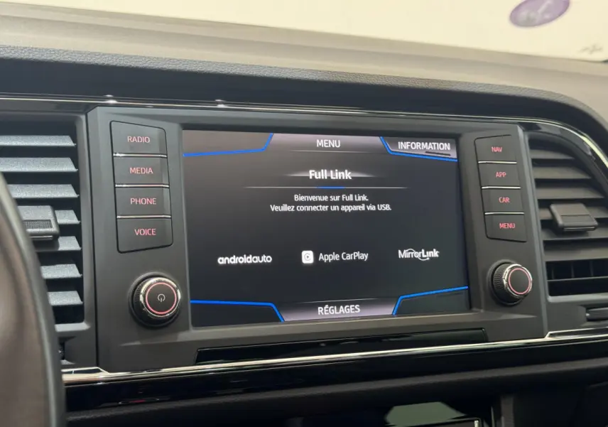 Écran tactile central du tableau de bord du SEAT Ateca 2019, affichant les options Apple CarPlay et Android Auto.