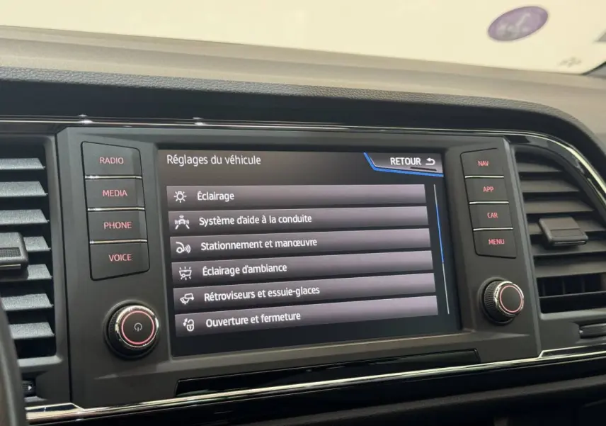 Écran tactile central du tableau de bord du SEAT Ateca gris clair, affichant les réglages du véhicule.