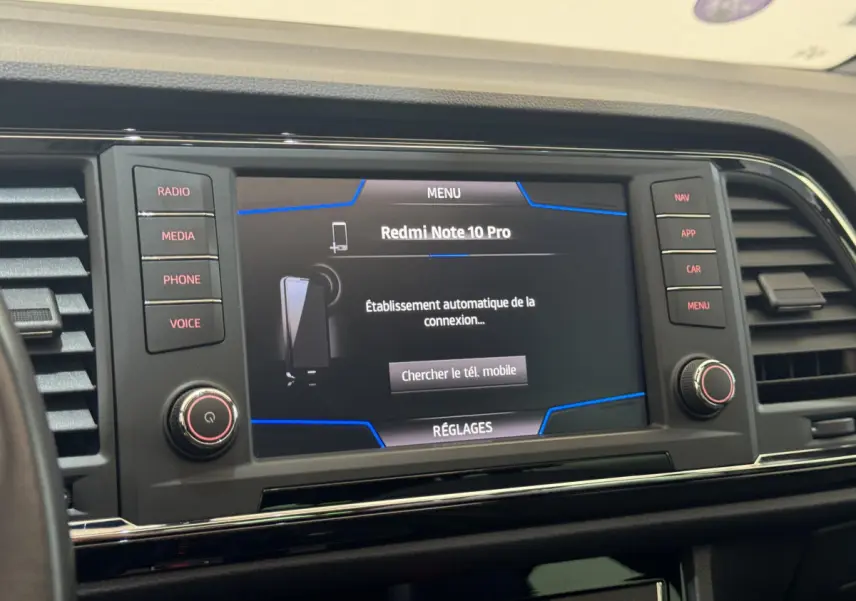 Écran tactile central du tableau de bord du SEAT Ateca gris clair, affichant la connexion d'un Redmi Note 10 Pro